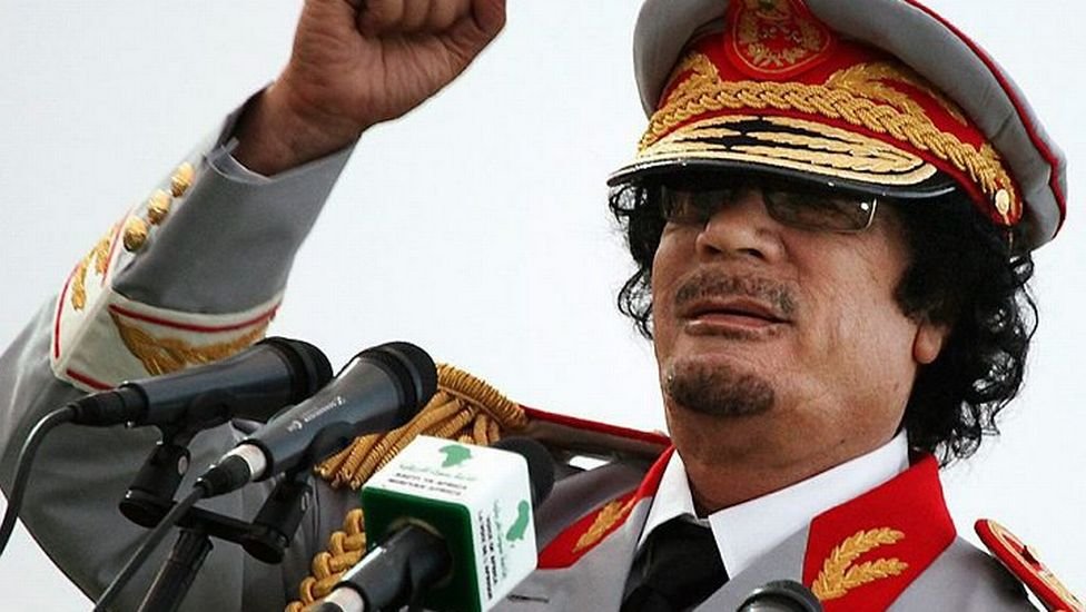 Khadafi é capturado e está com as pernas feridas, diz conselho de transição