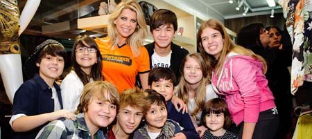 Karina Bacchi chega arrasando de novo visual