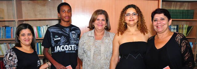 Academia Conquistense de Letras homenageia adolescente da Casa de Acolhimento