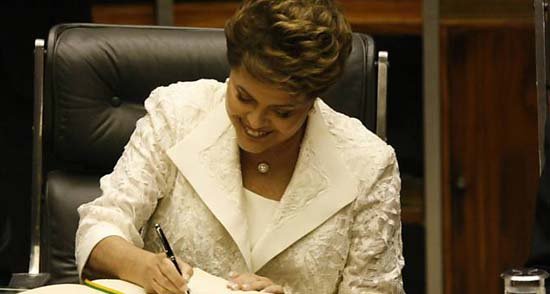 Dilma assina decreto para oferecer bolsas de estudos no exterior
