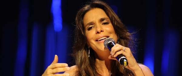 Ivete Sangalo retorna aos palcos no Reveillon Axé Moi 2012