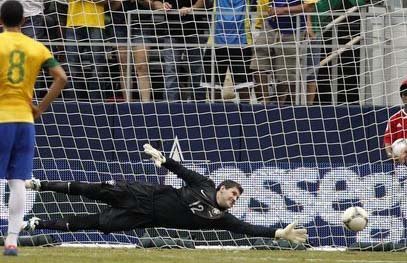 Brasil repete erros e falha na pontaria: México 2 x 0