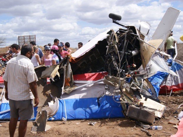 Avião de pequeno porte cai e mata duas pessoas