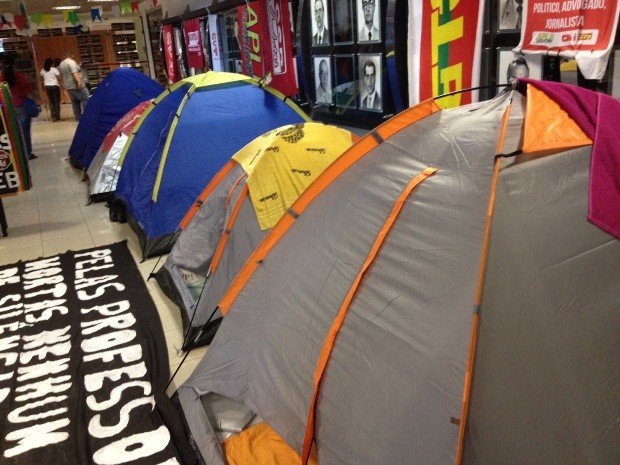 Justiça ordena saída de grevista da Assembléia Legislativa