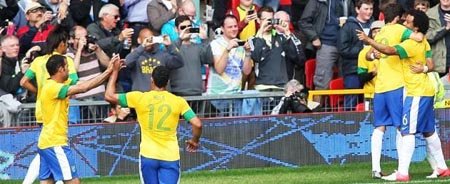 Brasil vence Bielorrússia por 3 a 1 e já está nas quartas-de-final