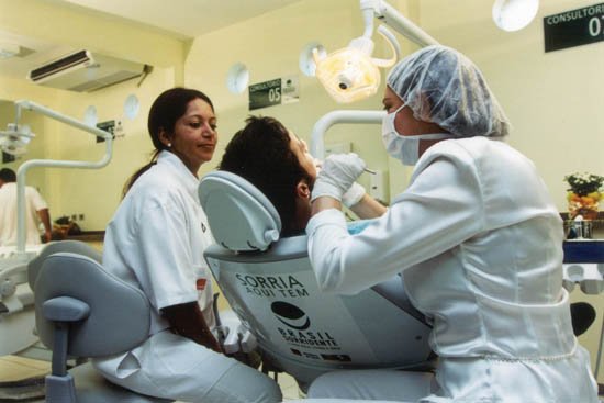 SUS aumenta em 85% a produção de próteses dentárias