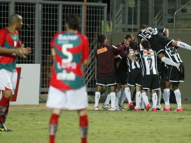 Atlético vence Portuguesa e mantém liderança