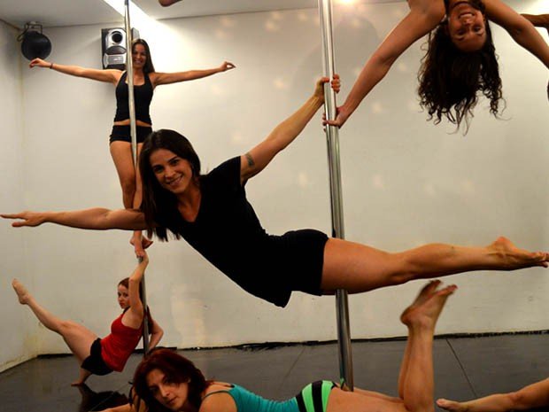 Mulheres fazem aulas de Pole Dance