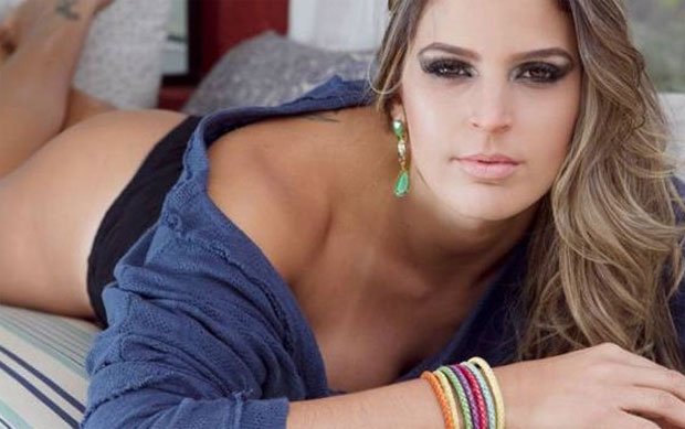 Musa do vôlei Mari Paraíba na Playboy de julho