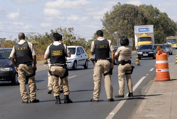 Policia Rodoviária Federal livra 12 passageiros da morte