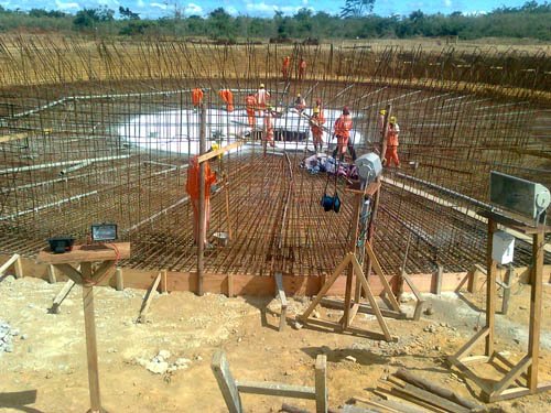 Secretário visita obras de esgotamento sanitário em Conquista