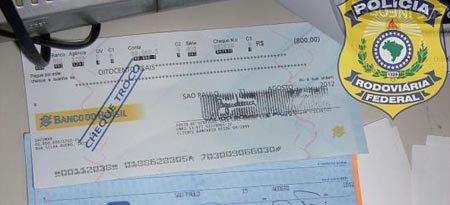 BR 116: Caminhoneiros são presos com cheques falsos