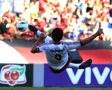Fluminense vence Flamengo e dispara na liderança
