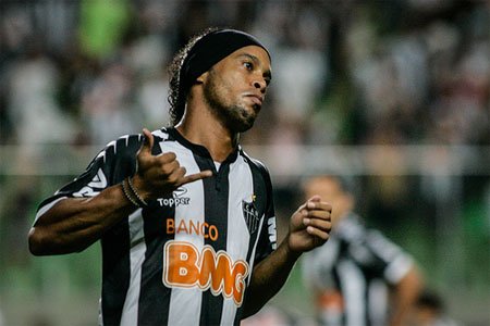 Ronaldinho Gaúcho renova contrato com o Atlético-MG