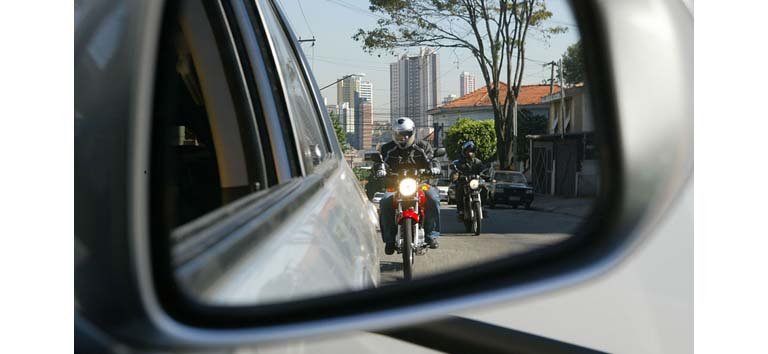 Quebra de retrovisor de carro leva motoqueiro à morte