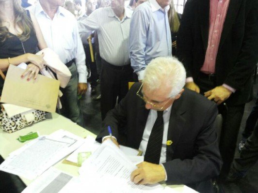 Vitória da Conquista recebe um ônibus e uma retroescavadeira