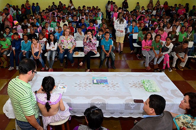 Alunos da rede municipal prestigiam lançamento de livro infantil