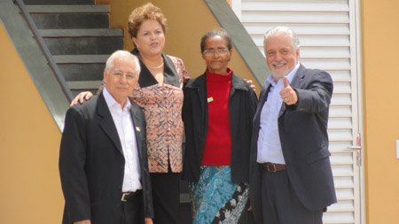Dilma entrega 1740 casas em Vitória da Conquista