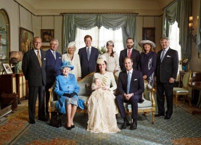 Elizabeth II aparece em foto com os 3 herdeiros ao trono