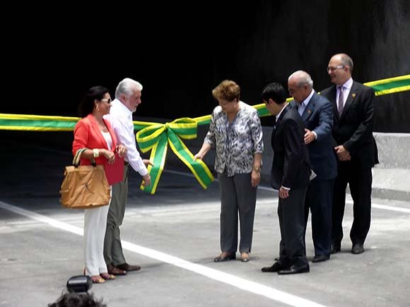 Dilma inaugura via que vai desafogar trânsito em Salvador