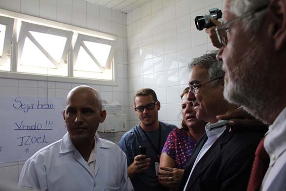 Zé Neto e Jorge Solla visitam médico cubano Isoel Gomes