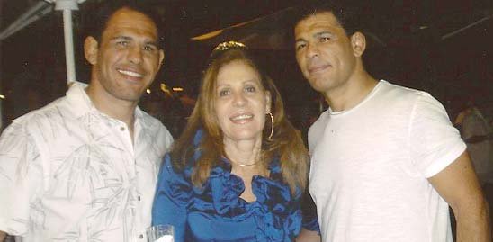 Mãe de Minotauro e Minotouro escreve livro sobre os gêmeos