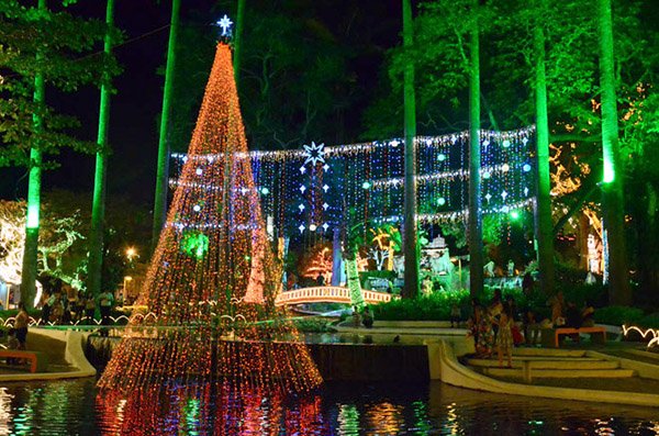 Natal da Cidade: iluminação embeleza Praça  Tancredo Neves