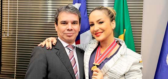 Ministério Público condecora Cláudia Leitte