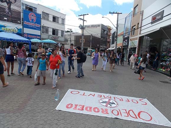 Manifestantes questionam rodeio na Expoconquista