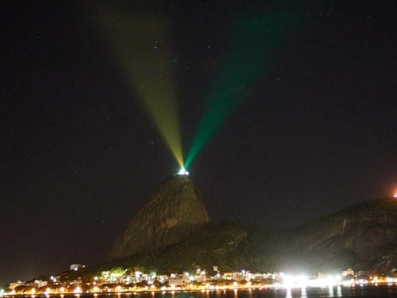 Iluminação especial verde e amarela marca os cem dias