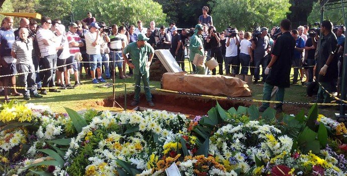 Emoção marca enterro de Luciano do Valle em Campinas