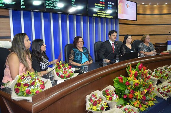 Comoção, aplausos e muitas flores na Câmara: Dia das Mães