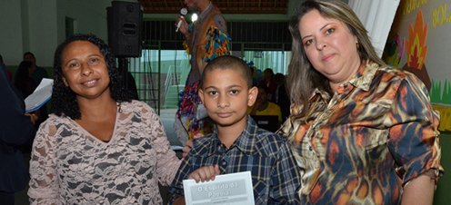 Aluno da Escola Lycia Pedral lança livro de poemas