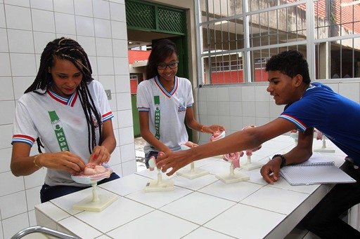 Mais de 950 mil alunos da rede estadual voltam às aulas