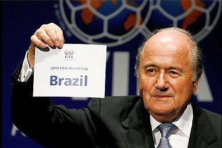 Blatter elogia Copa no Brasil e passa sede para Rússia