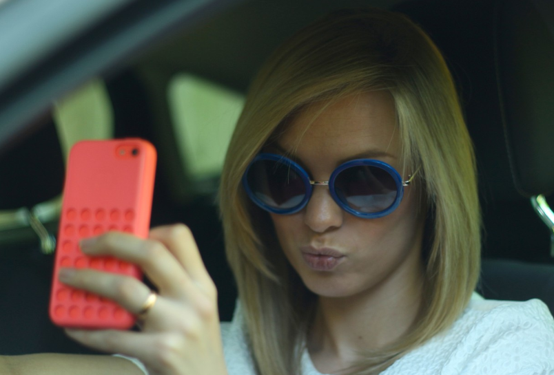 Um em cada quatro jovens usa celular ao volante