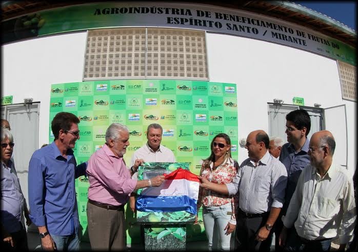 Governador inaugura indústria: processar frutas