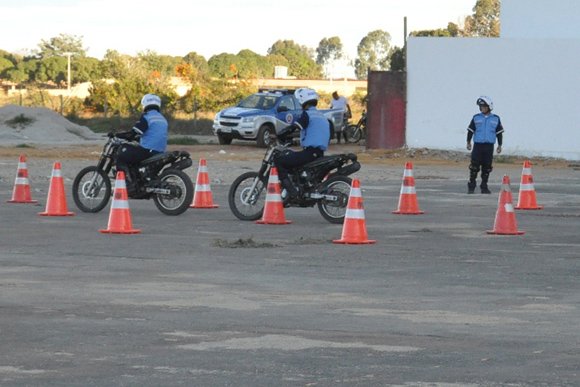 Agentes de trânsito: curso de pilotagem de motos