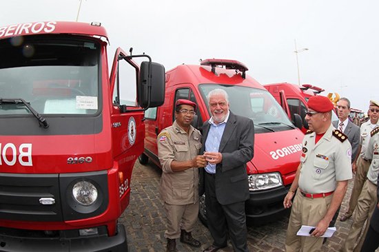 Governador entrega novas viaturas ao Corpo de Bombeiros