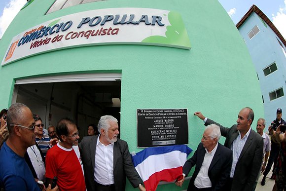 Governador inaugura Centro de Comercio Popular