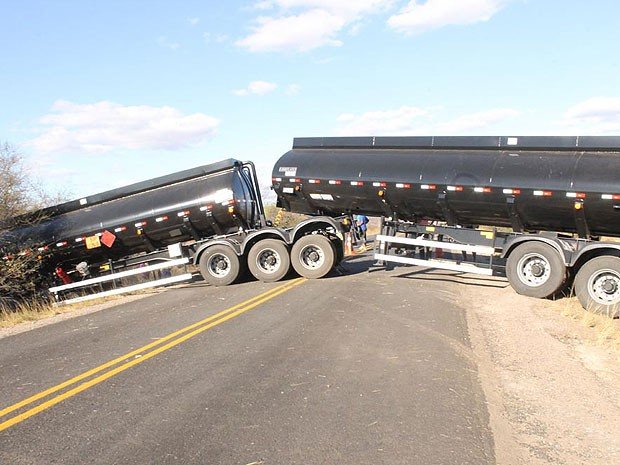 Bitrem fica atravessado na BR-030 e trava fluxo