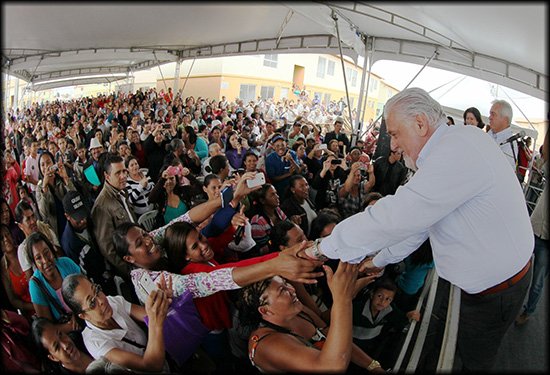 Governador entrega moradias em Vitória da Conquista