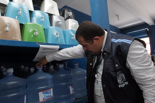 Sefaz: 20 estabelecimentos vendendo garrafões de água mineral sem o selo fiscal