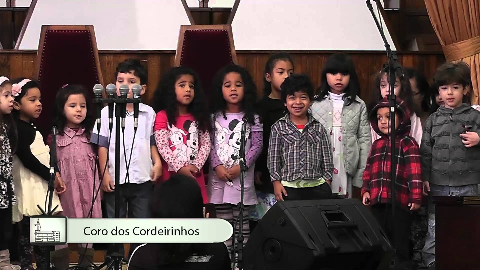 Crianças cantam na 1ª Igreja Batista sobre o Natal