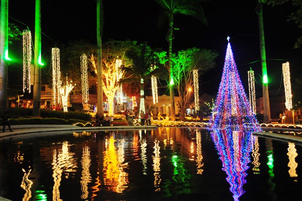 Praça Tancredo Neves iluminada para o Natal