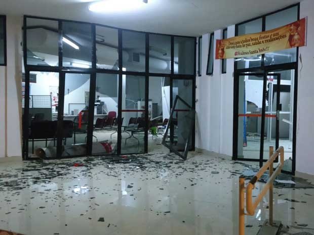 Agência bancária destruída em explosão: Santa Inês