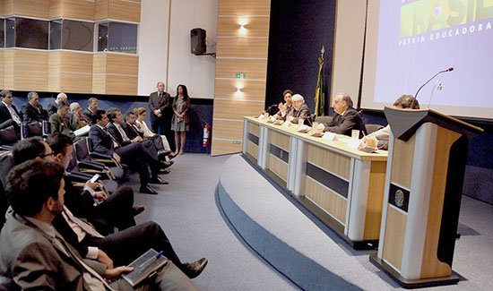 Prazo para autorizar novas rádios comunitárias pode cair para 6 meses