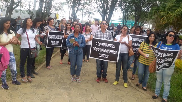 Educação Municipal: Professores fazem manifestação