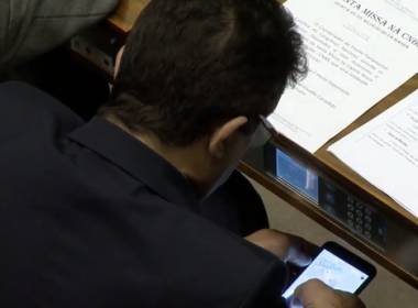 Deputado é flagrado vendo filme pornô durante sessão da Câmara dos Deputados