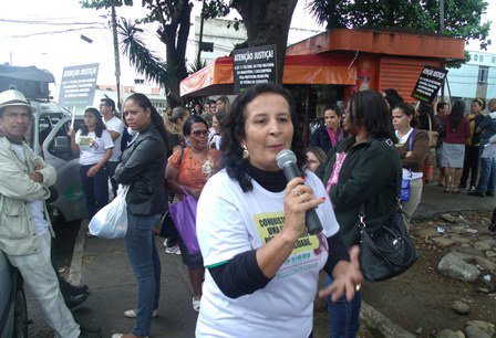 Profissionais da Educação fazem manifestação nas ruas